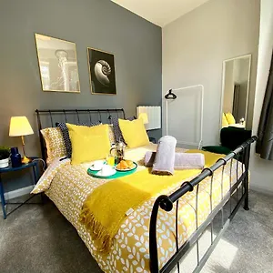 Beachside Bliss: Trendy Near Apartment