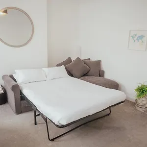 Immaculate Luxury 700 Mtrs From The Apartment
