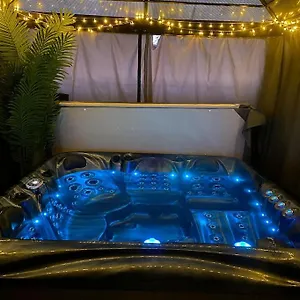 Secret Gem 1 Bed Garden Flat Private Luxury Hot Tub Apartment